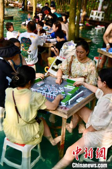 四川成都：高温天气持续 民众体验“水上麻将	”  第8张