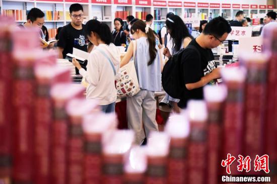 2024上海书展吸引爱书人士共赴书香之约  第9张
