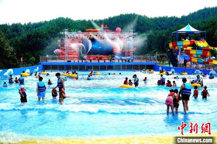 （乡村行·看振兴）江西德兴：深挖用足“凉资源”  做旺乡村振兴“热产业” 第2张