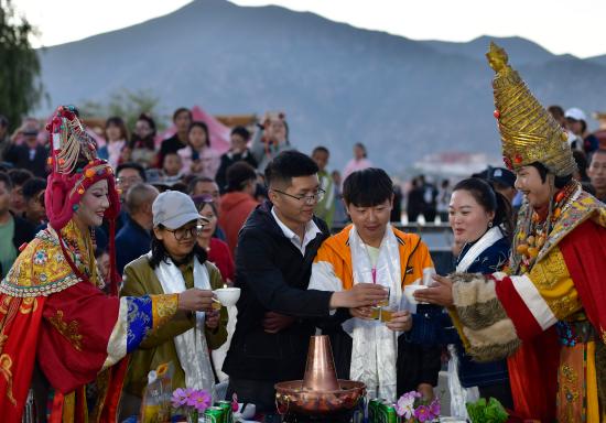 西藏拉萨：古建大院响起国家级非遗“昌鲁	”  第10张