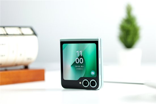 首款骁龙8 Gen3小折叠 三星Galaxy Z Flip6手机评测  第2张