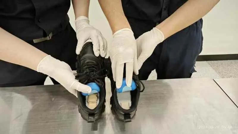 一旅客鞋内藏匿347.5克足金制品 被深圳皇岗海关查获 第2张 一旅客鞋内藏匿347.5克足金制品 被深圳皇岗海关查获 第2张