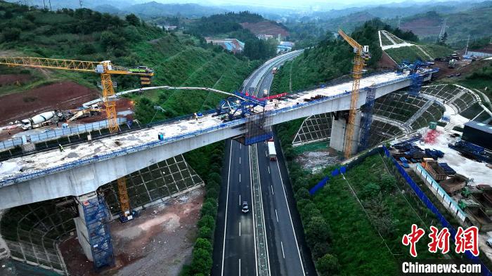 西十高铁山阳跨福银高速特大桥顺利合龙  第2张