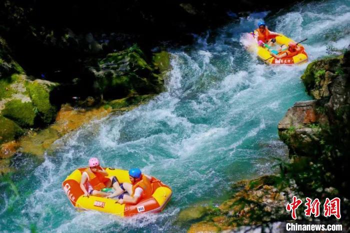 游客体验漂流蹦极 贵州景区“新户外”受青睐  第2张