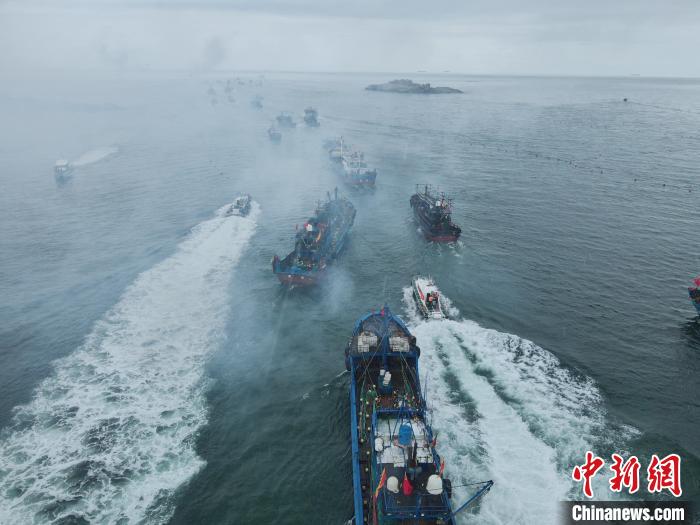 福建南日岛唱响“开海歌	” 争撒开渔“第一网”  第2张