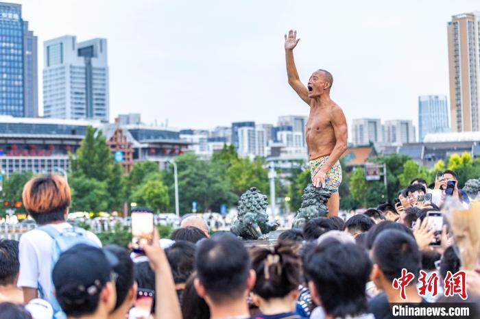 述评：为何天津“跳水大爷	”能入选年度慈孝人物？  第2张