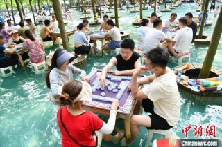 四川成都:高温天气持续 民众体验“水上麻将”