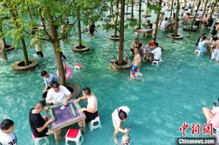 四川成都:高温天气持续 民众体验“水上麻将”