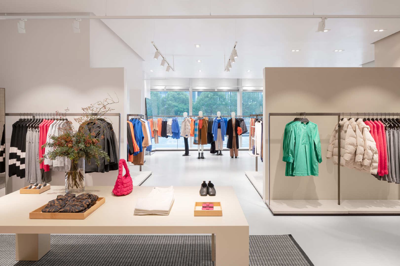 H&M姊妹品牌COS重启中国扩张计划  第2张 H&M姊妹品牌COS重启中国扩张计划  第2张